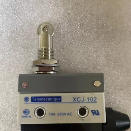 1pc New Schneider XCJ-102 Limit Switch